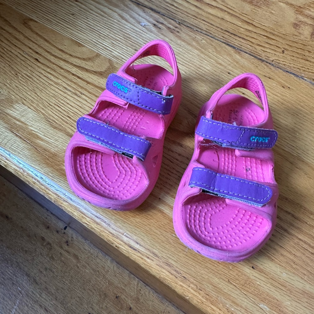 Baby croc sandals size 6 pink and purple
Velcro straps